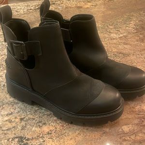 Ugg boots- Lesrher & Suede